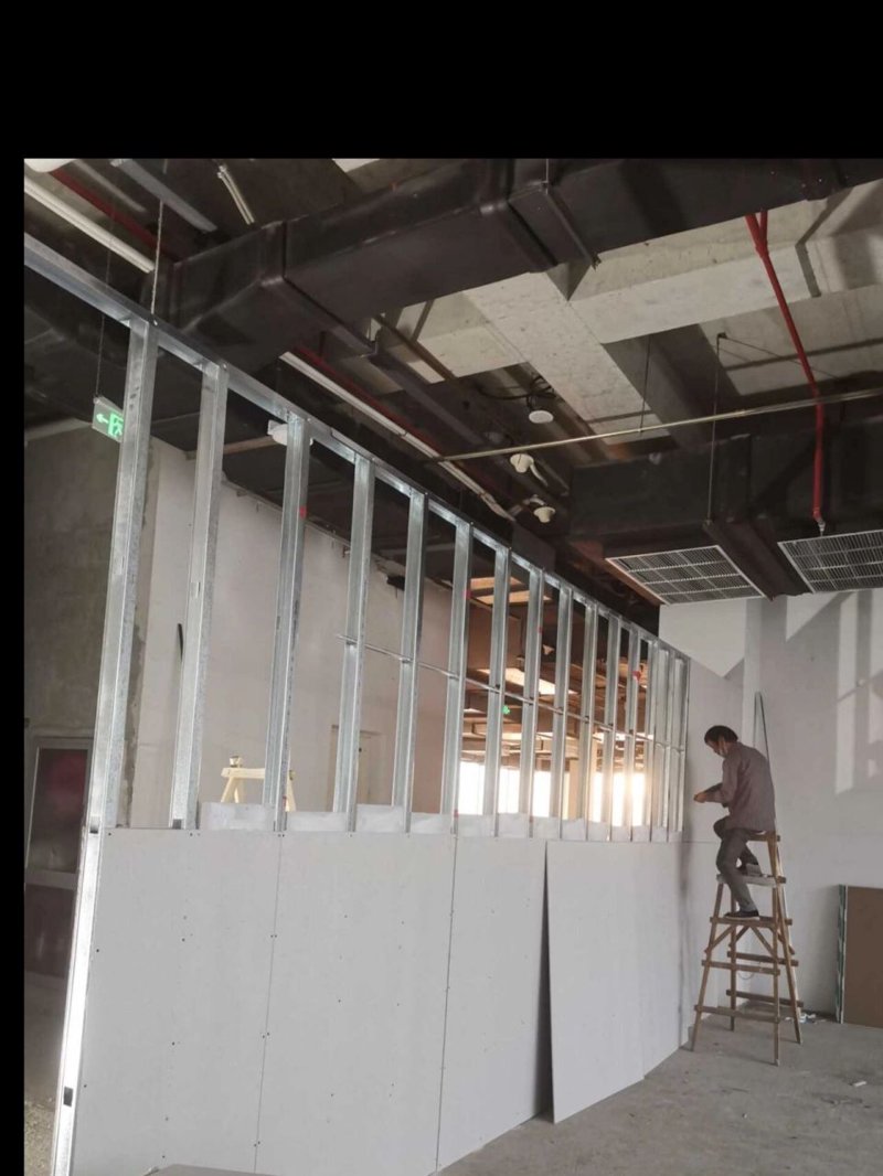 办公隔断选择指南:打造高效工作空间